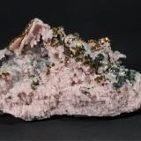 Rodocrosita, Calcopirita, Esfalerita, CuarzoMina Cavnic, zona minera Cavnic, Cavnic, Maramures, Rumanía11 x 6 cm. (Autor: Antonio P. López)