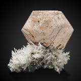 PirrotitaMina Nikolaevski, Dalnegorsk, Distrito urbano Dalnegorsk, Primorsky Krai, Far-Eastern Region, Rusia5 x 3 x 5 cm / cristal principal: 3.9 cm (Autor: Museo MIM)