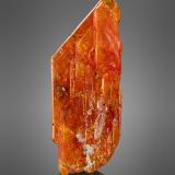 StibiotantalitaProspección Urandu, Shengus (Shingus), Distrito Roundu, Gilgit-Baltistan (Áreas del Norte), Paquistán2 x 1 x 4.5 cm / cristal principal: 4.4 cm (Autor: Museo MIM)