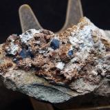 Cuarzo (variedad azul) y Dolomita<br />Doleritas de Los Vives, Cerro del Agudo, Los Vives, Orihuela, Comarca Vega Baja del Segura, Alicante / Alacant, Comunidad Valenciana / Comunitat Valenciana, España<br />8.5 x 4 cm<br /> (Autor: Pedro Antonio)