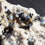 Haüyne, Titanite, AegirineCanteras In den Dellen, Niedermendig, Mendig, Distrito Mayen-Koblenz, Eifel, Renania-Palatinado/Rheinland-Pfalz, Alemania3,0 x 2,3 cm (Author: Volkmar Stingl)