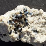 Haüyne, Titanite, AegirineCanteras In den Dellen, Niedermendig, Mendig, Distrito Mayen-Koblenz, Eifel, Renania-Palatinado/Rheinland-Pfalz, Alemania3,0 x 2,3 cm (Author: Volkmar Stingl)