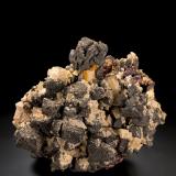 Bismuto con Dolomita y Eritrita<br />Gang Opal, nivel 371, Niederschlema, Bad Schlema (Schlema), Distrito Schlema-Hartenstein, Erzgebirgskreis, Sajonia/Sachsen, Alemania<br />9 x 11 x 8 cm / cristal principal: 2.2 cm<br /> (Autor: Museo MIM)