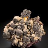 Bismuto con Dolomita y Eritrita<br />Gang Opal, nivel 371, Niederschlema, Bad Schlema (Schlema), Distrito Schlema-Hartenstein, Erzgebirgskreis, Sajonia/Sachsen, Alemania<br />9 x 11 x 8 cm / cristal principal: 2.2 cm<br /> (Autor: Museo MIM)