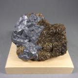 Galena y Siderita<br />Mina Grund (Mina Hilfe Gottes, parte Oeste y Mina Bergwerkswohlfahrt, parte Este), Bad Grund, Distrito Göttingen, Harz, Baja Sajonia/Niedersachsen, Alemania<br />6,5 × 5,7 × 3,3 cm.<br /> (Autor: J. G. Alcolea)