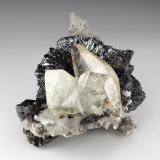 Calcita, Esfalerita, Dolomita<br />Mina Elmwood, Carthage, Distrito Central Tennessee Ba-F-Pb-Zn, Condado Smith, Tennessee, USA<br />65 mm x 57 mm x 50 mm; cristal principal: 37 mm de longitud; masa: 162 g<br /> (Autor: Carles Millan)