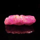 Corindón var. ruby
Mogok, Pyin-Oo-Lwin D., Mandalay Division, Burma (Myanmar)
3,3 x 1,3 x 1,2 cm
Bajo luz halógena: (Autor: Josele)