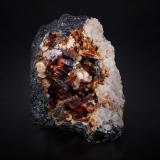 Quintinita-2H con Calcita, Flogopita y MagnetitaKovdor Zheleznyi Mine, Kovdor Massif, Kola Peninsula, Murmanskaja Oblast, Northern Region, Russia8 x 6 x 4 cm / cristal principal: 2.1 cm (Autor: Museo MIM)