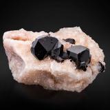 Uvite on Magnesite<br />Serra das Éguas, Brumado, Bahia, Northeast Region, Brazil<br />10 x 13 x 7 cm / main crystal: 3.3 cm.<br /> (Author: MIM Museum)
