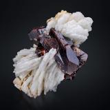 Wodginita con AlbitaProspección Jabba, Nangalam, Distrito Dara-I-Pech (Distrito Pech), Provincia Kunar (Konar), Afganistán7 x 4.5 x 3.5 cm / cristal principal: 5 cm (Autor: Museo MIM)