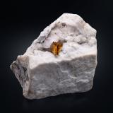 Esfalerita (variedad cleofana) en Dolomita<br />Cantera Lengenbach, Fäld, Valle Binn (Binntal), Wallis (Valais), Suiza<br />4 x 6 x 4 cm / cristal principal: 1 cm<br /> (Autor: Museo MIM)