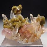 Fluorapatite, Siderite, Quartz<br />Kami Mine, Ayopaya Province, Cochabamba Department, Bolivia<br />74 mm x 52 mm. Mass: 87 g.<br /> (Author: Carles Millan)