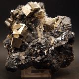 Esfalerita pirita cuarzo<br />Distrito minero Huaron, Distrito Huayllay, Provincia Pasco, Departamento Pasco, Perú<br />10.5 x 10.5 cm<br /> (Autor: Pedro Antonio)