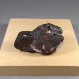Ferberita (variedad reinita)<br />Mina Bugarama, Kagogo, Distrito Burera, Provincia Norte, Ruanda<br />5 x 3 x 2 cm.  77,9 g.<br /> (Autor: J. G. Alcolea)
