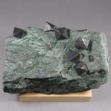 Magnetita<br />Zemmgrund, Macizo Ochsner-Rotkopf, Valle Ziller (Zillertal), Tirol Norte, Tirol, Austria<br />11,6 × 8,2 × 5,5 cm.<br /> (Autor: J. G. Alcolea)