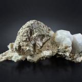 Berilonita con Pollucita<br />Prospección Boulachi, Valle Roundu, Distrito Skardu, Gilgit-Baltistan (Áreas del Norte), Paquistán<br />60 x 35 x 27 cm / cristal principal: 36 cm<br /> (Autor: Museo MIM)
