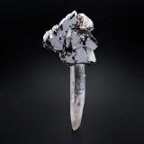 Bournonite on QuartzMina Yaogangxian, Yizhang, Prefectura Chenzhou, Provincia Hunan, China5.5 x 6 x 13.5 cm / main crystal: 5.5 cm. (Author: MIM Museum)