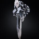 Bournonite on QuartzMina Yaogangxian, Yizhang, Prefectura Chenzhou, Provincia Hunan, China5.5 x 6 x 13.5 cm / main crystal: 5.5 cm. (Author: MIM Museum)