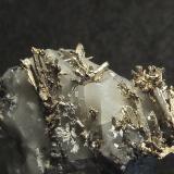 Plata en calcitaMina Bouismas, Agdz, distrito minero Bou Azzer, Provincia Zagora, Región Drâa-Tafilalet, Marruecos4 x 1,5 cm. (Autor: Felipe Abolafia)