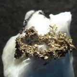 Plata en calcitaMina Bouismas, Agdz, distrito minero Bou Azzer, Provincia Zagora, Región Drâa-Tafilalet, Marruecos4 x 3 cm. (Autor: Felipe Abolafia)