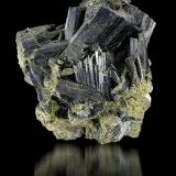 Epidota<br />Knappenwand, Zona Knappenwand, Valle Untersulzbach, Hohe Tauern, Salzburgo/Salzburg, Austria<br />5,5cm x 6,5cm x 6cm<br /> (Autor: Pere Alonso)