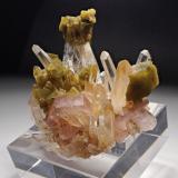 Fluorapatite, Siderite, Quartz<br />Kami Mine, Ayopaya Province, Cochabamba Department, Bolivia<br />74 mm x 52 mm. Mass: 87 g.<br /> (Author: Carles Millan)
