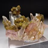 Fluorapatito, siderita, cuarzo<br />Mina Kami, Provincia Ayopaya, Departamento Cochabamba, Bolivia<br />74 mm x 52 mm. Masa: 87 g.<br /> (Autor: Carles Millan)