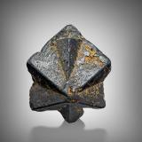 UraninitaChaung-gyi-ah-le-ywa, Chaung-gyi, Mogok, Distrito Pyin-Oo-Lwin, Región Mandalay (Division Mandalay), Myanmar (Burma)2 x 2 x 1.5 cm (Autor: Museo MIM)