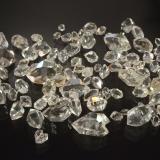 Quartz var. Herkimer diamondMina Ace of Diamonds, Middleville, Newport, Condado Herkimer, New York, USALargest crystal is 2.3 cm in length (Author: Michael Shaw)