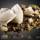 Ortoclasa (variedad adularia)<br />Valle Casatscha, Valle Cristallina, Valle Medel, Medel (Lucmagn), Surselva Region, Grisones (Grischun; Graubünden), Suiza<br />12cm x 5cm x 9cm<br /> (Autor: Pere Alonso)