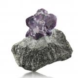 Crisoberilo (variedad alejandrita)<br />Depósito Krupskoye, Zona Izumrudnye Kopi, Malyshevo, Sverdlovsk Oblast, Ural, Rusia<br />10.5 x 5 x 10 cm / cristal principal: 7 cm<br /> (Autor: Museo MIM)