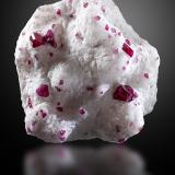 Espinela + Calcita<br />Luc Yen, Provincia Yenbai, Vietnam<br />7,5xm x 8,5cm x 6cm<br /> (Autor: Pere Alonso)