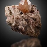 Cuarzo (variedad hematoide) + Yeso<br />Pedrera Cal Ros (Pedrera Ballús), Cercs, Comarca Berguedà, Barcelona, Cataluña / Catalunya, España<br />6cm x 6cm x 5cm<br /> (Autor: Pere Alonso)