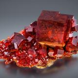 Vanadinite<br />Mibladen (Mibladen mining district), Midelt, Midelt Province, Drâa-Tafilalet Region, Morocco<br />7 x 4 x 3.5 cm / main crystal: 3.5 cm.<br /> (Author: MIM Museum)