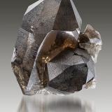 Cuarzo (variedad ahumado)<br />Arête des Rochassiers, Glaciar Talèfre, Mont Blanc, Chamonix, Haute-Savoie, Auvergne-Rhône-Alpes, Francia<br />4,5cm x 5cm x 3,5cm<br /> (Autor: Pere Alonso)