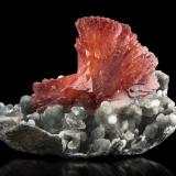 Heulandite-Ca on Quartz (variety chalcedony)<br />Jalgaon District, Maharashtra, India<br />12.5 x 9 x 9 cm / main crystal: 8 cm.<br /> (Author: MIM Museum)