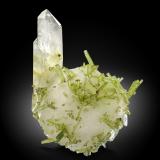 Pollucita con Turmalina (Grupo), Cuarzo y OrtoclasaChhappu, Distrito Shigar, Gilgit-Baltistan (Áreas del Norte), Paquistán15.5 x 16.5 x 13.5 cm / cristal principal: 11.8 cm (Autor: Museo MIM)