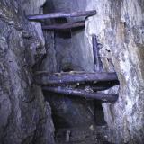 Fig. 5. Hueco que deja atrás el vaciado de un filón con restos de las plataformas sobre las que se ejecutaron los trabajos en realce. Segundo nivel de Mina Delfina. Foto Manuel Echevarría. (Autor: Echevarria)