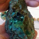 Fig. 22. Espectacular ejemplar de tirolita, considerado uno de los mejores a nivel mundial.Cristales de tirolita de 2 cm acompañados de conicalcita y crisocola. Matriz silicea. (Tomado de Fabre y Manresa,  2019) (Autor: Echevarria)