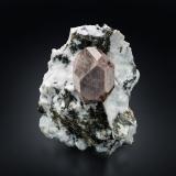 Zircón con Nephelina y BiotitaGridone - Monte Limidario area, Centovalli, Locarno District, Ticino (Tessin), Switzerland7.5 x 6.5 x 3.5 cm / cristal principal: 3.2 cm (Autor: Museo MIM)
