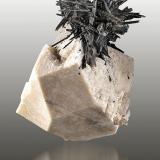 Aegirina + OrtoclasaMonte Malosa, Distrito Zomba, Malawi6cm x 9cm x 4,5cm (Autor: Pere Alonso)