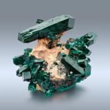 Dioptase<br />Kaokoveld Plateau, Kunene Region, Namibia<br />9.5 x 6 x 7 cm / main crystal: 6 cm.<br /> (Author: MIM Museum)