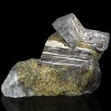 Glaucodot on Chalcopyrite<br />Tunaberg, Nyköping, Södermanland, Sweden<br />7 x 3 x 6 cm / main crystal: 4 cm<br /> (Author: MIM Museum)
