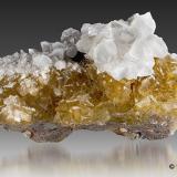 Fluorita + Calcita<br />Mina Moscona, El Llano, Solís, Corvera de Asturias, Comarca Avilés, Principado de Asturias (Asturias), España<br />16cm x 10,5cm x 7cm<br /> (Autor: Pere Alonso)