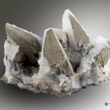 Calcita + PiritaEugenia Mine, Bellmunt del Priorat, Comarca Priorat, Tarragona, Catalonia / Catalunya, Spain6,5cm x 4,5cm x 4,5cm (Autor: Pere Alonso)