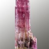 Elbaita (variedad rubelita)<br />Mina Cruzeiro, Santa Maria do Suaçui, Governador Valadares, Vale do Rio Doce, Minas Gerais, Brasil<br />4cm x 10cm x 2,5cm<br /> (Autor: Pere Alonso)