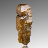 Xenotima-(Y)Monte Zagi, Hameed Abad Kafoor Dheri, Peshawar, Jaiber Pastunjuá, Paquistán1.5 x 1.5 x 5 cm / Cristal principal: 4.7 cm (Autor: Museo MIM)