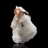 Stillwellita-(Ce)Macizo Dara-i-Pioz, Cordillera Alay, Distrito Tobei, Región Nohiyahoi Tobei Jumhuri, Tayikistán4.5 x 7 x 5.5 cm / Cristal principal: 1.5 cm (Autor: Museo MIM)