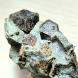 Andradita<br />Barranc dera Gerbosa, Val de Molières (zona metamórfica), Vielha e Mijaran (Viella i Mitjaran), Vall d'Aran, Lérida / Lleida, Cataluña / Catalunya, España<br />95 mm x 55 mm. Cristal mayor: 26 mm vértice a vértice<br /> (Autor: Carles Millan)