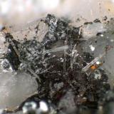 Burbankita, Clorita, Ilmenita, AnalcimaPedra Balão, Complejo alcalino Poços de Caldas, Poços de Caldas, Minas Gerais, BrasilCristales de 2 mm. (Autor: Antonio P. López)